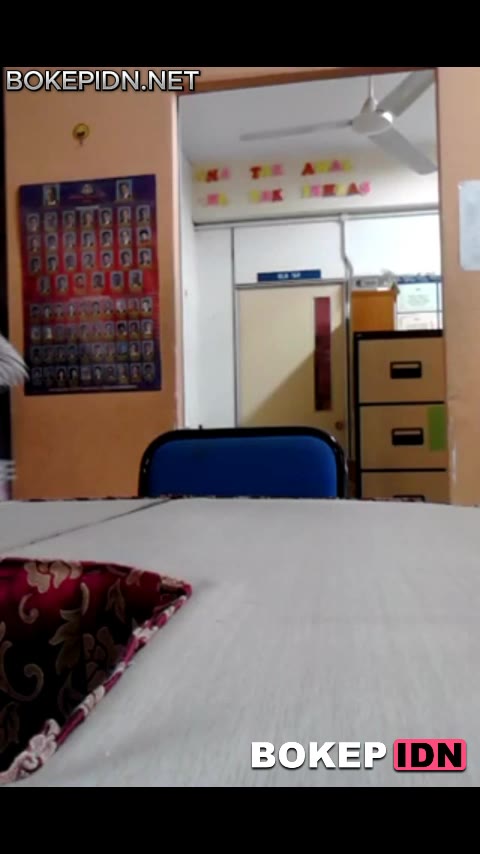 bu guru berhijab dan berkaca mata bugil dalam ruangan