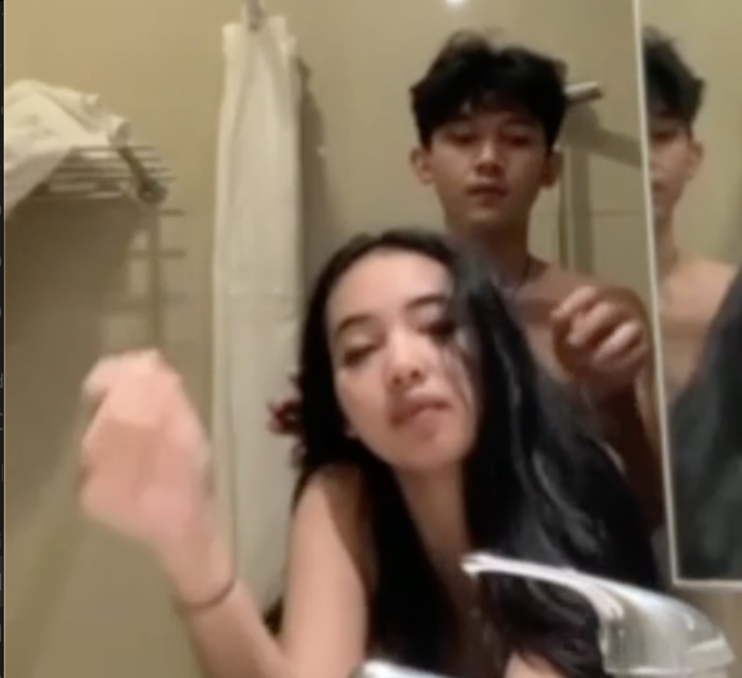 Adik Tiri Tocil Disodok Kakak Sampai Kesakitan 